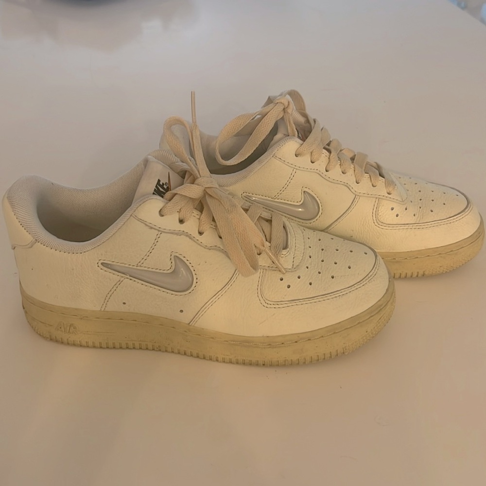 Nike women’s Air Force 1 ‘07 LX Sneakers sz 6